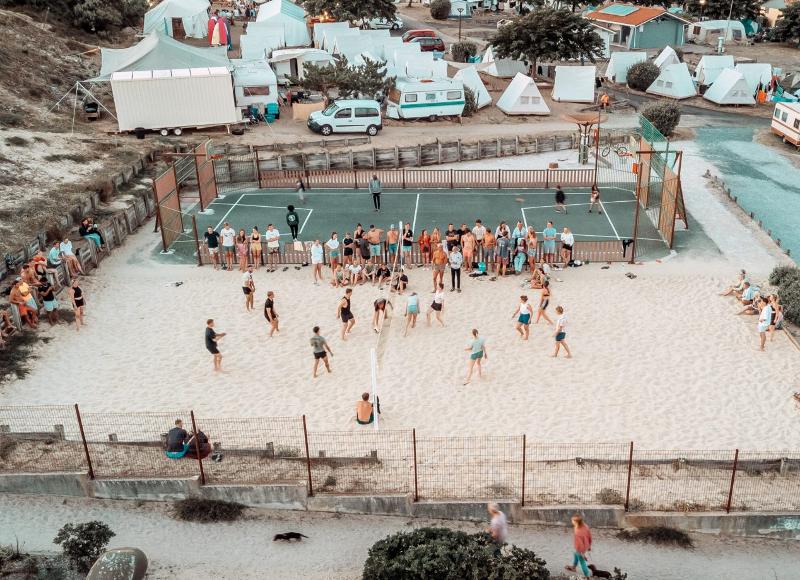 Al campo estivo internazionale surf Vieux Boucau c'è un campo di volleybal in riva al mare