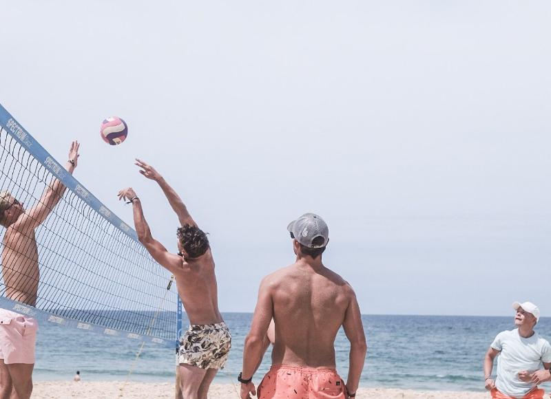 Ragazzi giocano a pallavolo in spiaggia al campo estivo internazionale surf Vieux Boucau