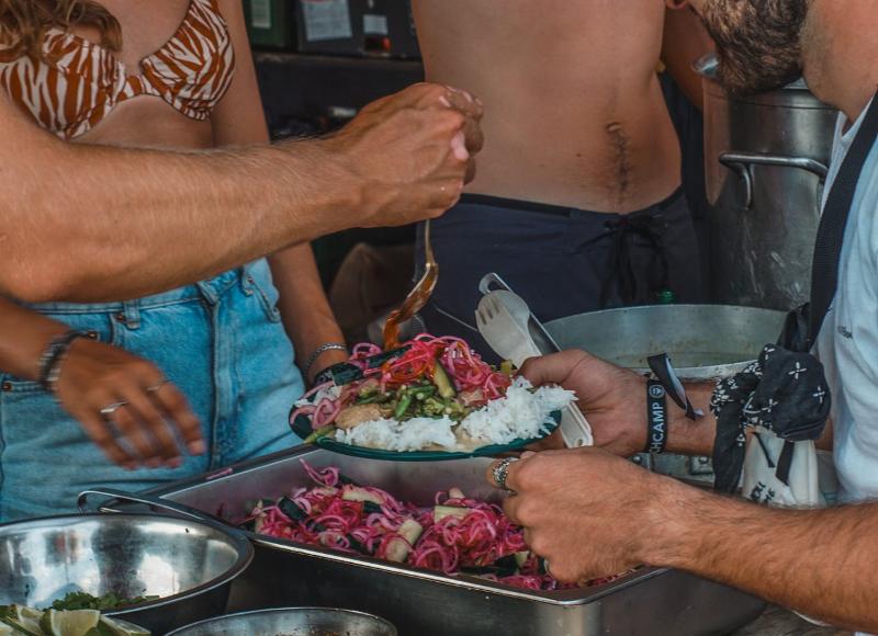 Al campo estivo internazionale surf Vieux Boucau viene servita una cena sana 