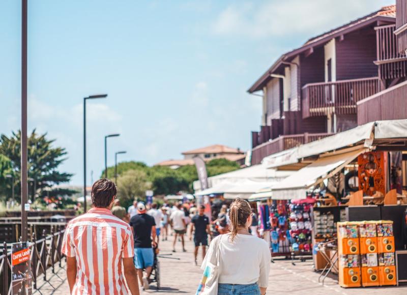 Al campo estivo internazionale surf Vieux Boucau puoi passeggiare nel paese locale tra i negozi