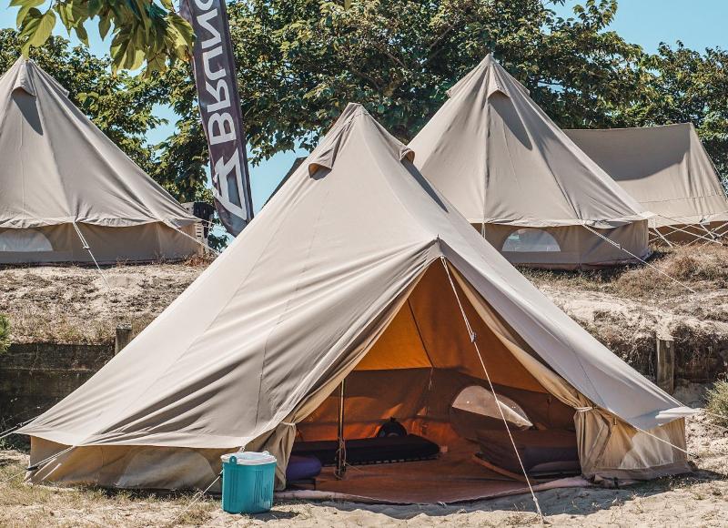 Al campo estivo internazionale surf Vieux Boucau ci sono molte tende dove puoi dormire