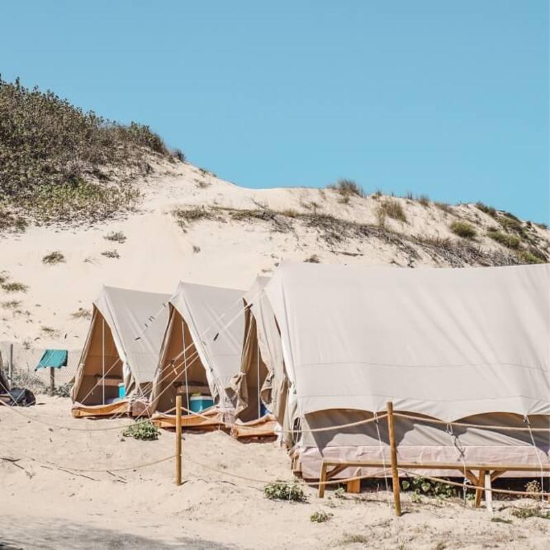 Alcampo estivo internazionale surf Vieux Boucau ci sono molte tende nella spiaggia