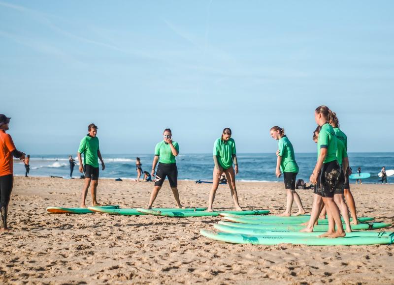 Al campo estivo internazionale surf Vieux Boucau delle ragazze si allenano sulla sabbia