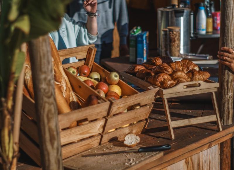 Al campo estivo internazionale surf Vieux Boucau ci sono alimenti freschi e buoni ogni mattina come me e croissant 