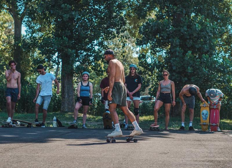 Al campo estivo internazionale surf Vieux Boucau dei ragazzi si allenano con lo skate board