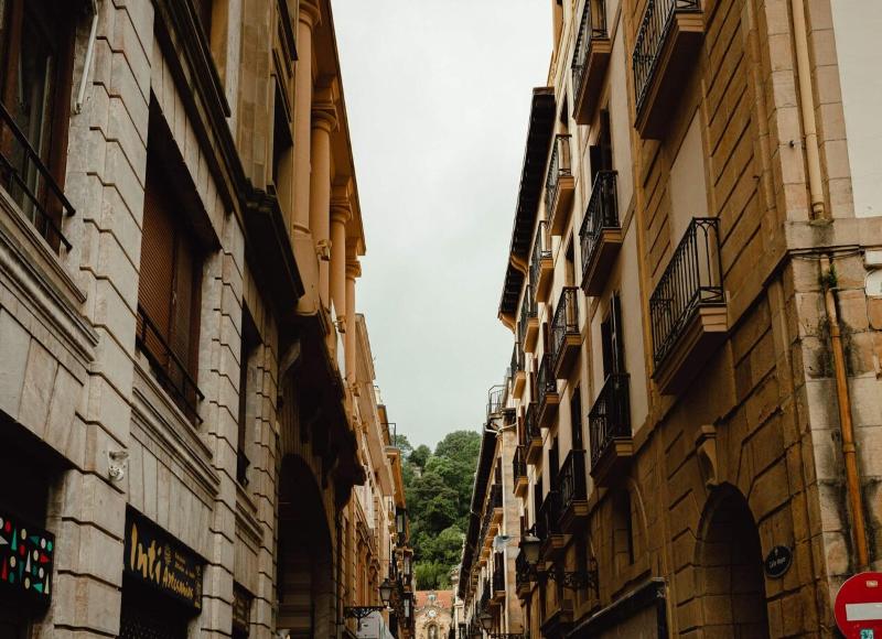 Vista del cielo con dei palazzi antichi al campo estivo internazionale surf Vieux Boucau