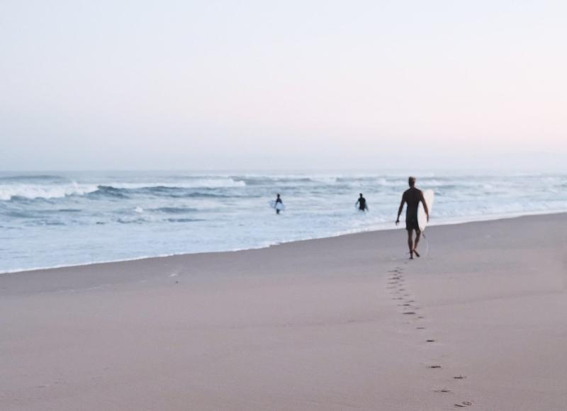 Al campo estivo internazionale surf Vieux Boucau dei ragazzi con le tavole da surf si incamminano verso la riva del mare