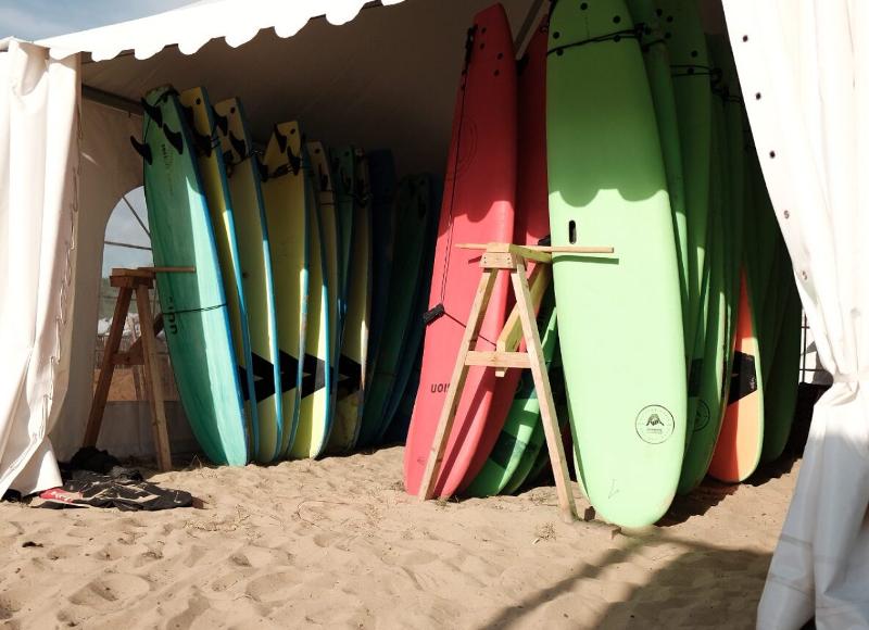 Al campo estivo internazionale surf Vieux Boucau ci sono molte tavole da surf colorate