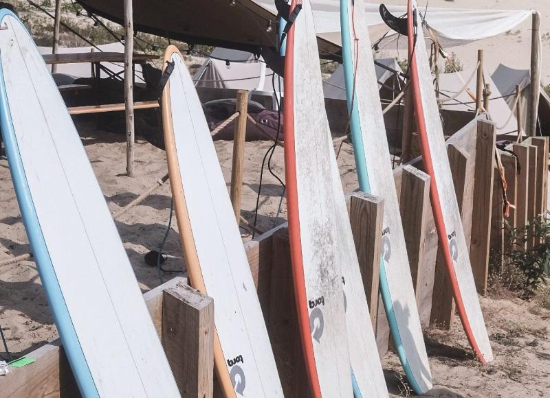 Al campo estivo internazionale surf Vieux Boucau ci sono delle tavole da surf al sole in spiaggia