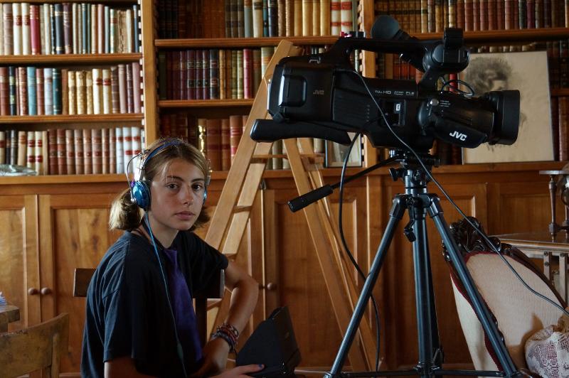 Una ragazza registra e dirige dietro alla telecamera alla vacanza per giovani Toscana