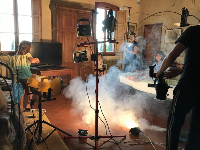 Un gruppo di giovani registi si dedica alla creazione di un film, immerso in un'atmosfera di collaborazione e creatività al campo estivo cinema