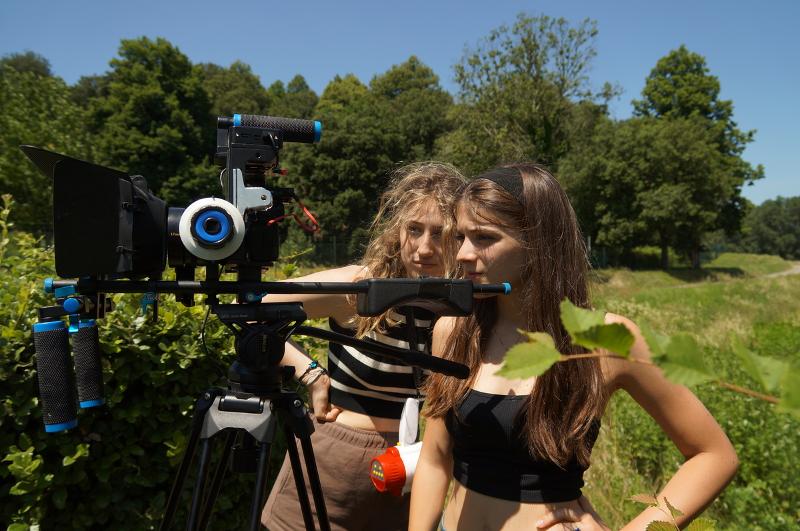 due ragazze immerse nella natura imparano ad usare una videocamera ai campi estivi cinema