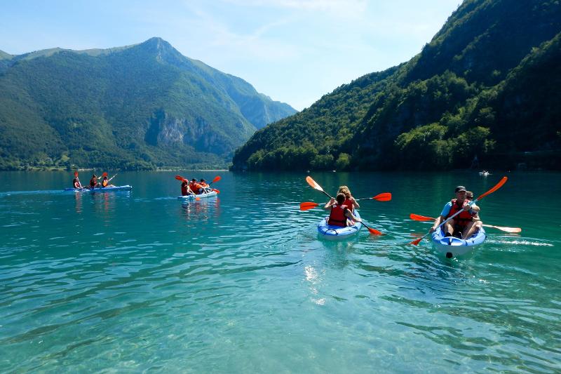 Un gruppo di partecipanti in canoa durante un viaggio di gruppo in Europa