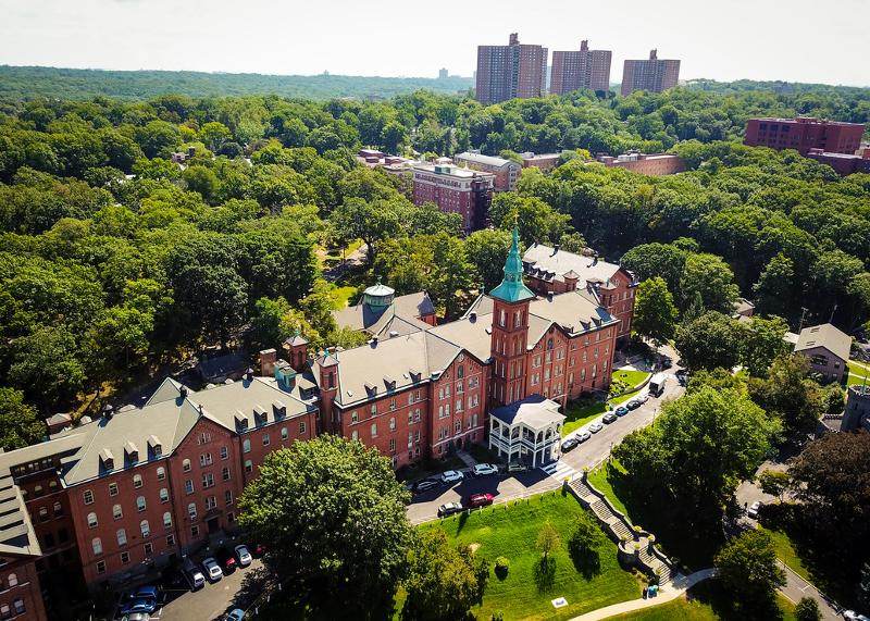 Al soggiorno linguistico inglese New York c'è vista dall'alto dell'edificio della scuola 