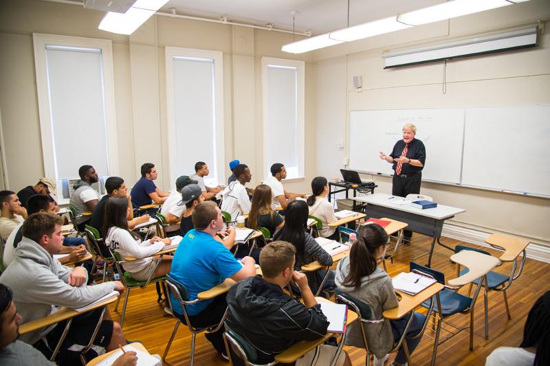 Al soggiorno linguistico inglese New York le l'insegnate sta facendo lezione ai partecipanti 