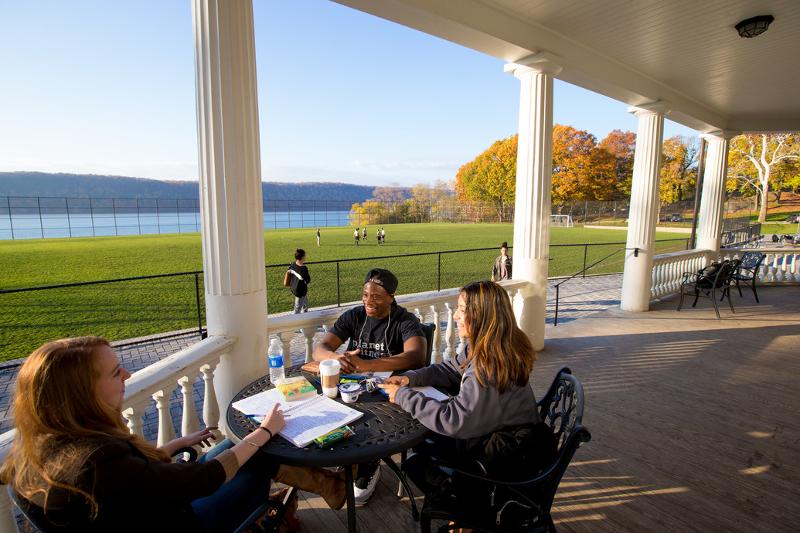 Al soggiorno linguistico inglese New York i ragazzi stanno studiando all'esterno sotto il patio della scuola 