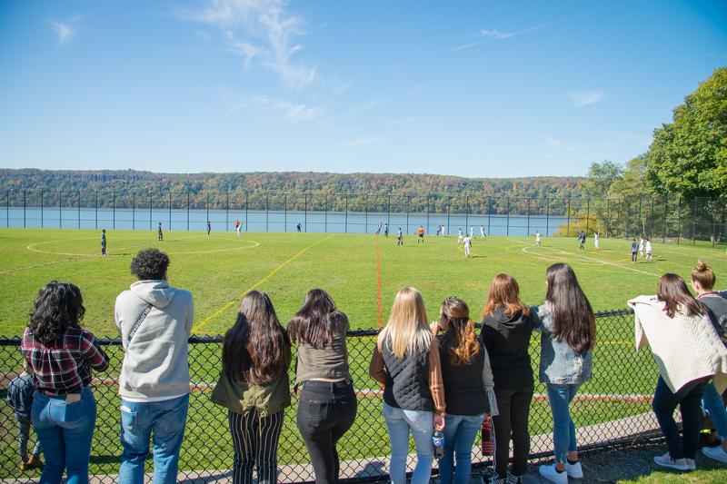Alle vacanze studio Usa i ragazzi stanno guardando una partita di calcio