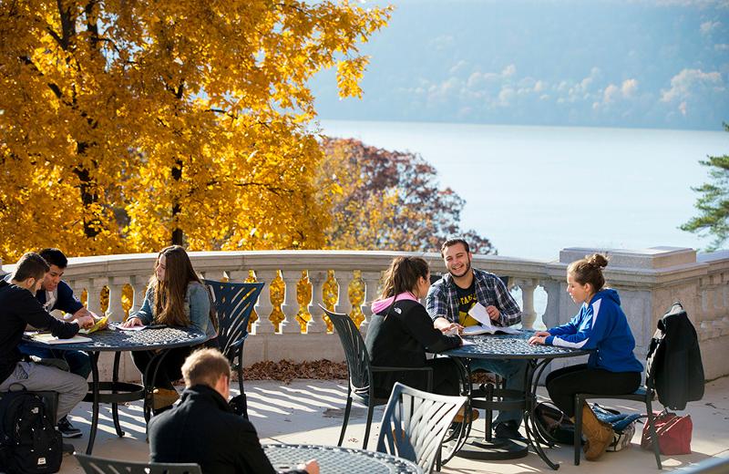 Al soggiorno linguistico inglese New York i ragazzi stanno studiando sul terrazzo della scuola