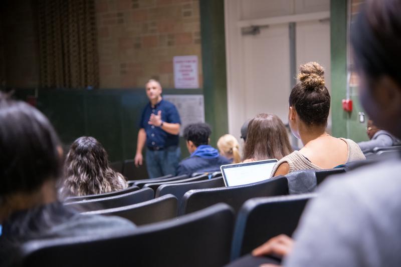 Al soggiorno linguistico inglese New York il professore sta svolgendo una lezione