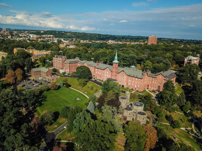 Al soggiorno linguistico inglese New York c'è una vista dall'alto della scuola 