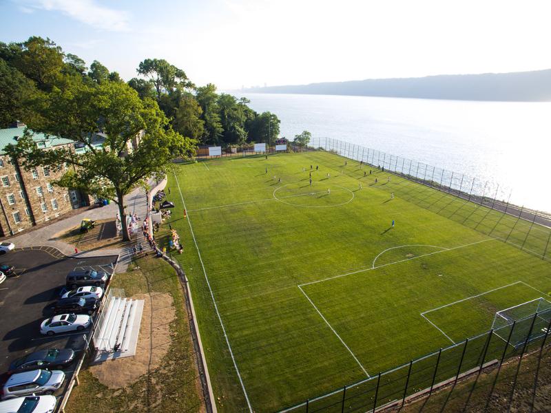 Al soggiorno linguistico inglese New York c'è un campo da calcio dove puoi giocare 