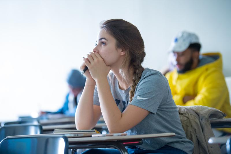 Al soggiorno linguistico inglese New York una ragazza sta ascoltando attentamente la lezione 