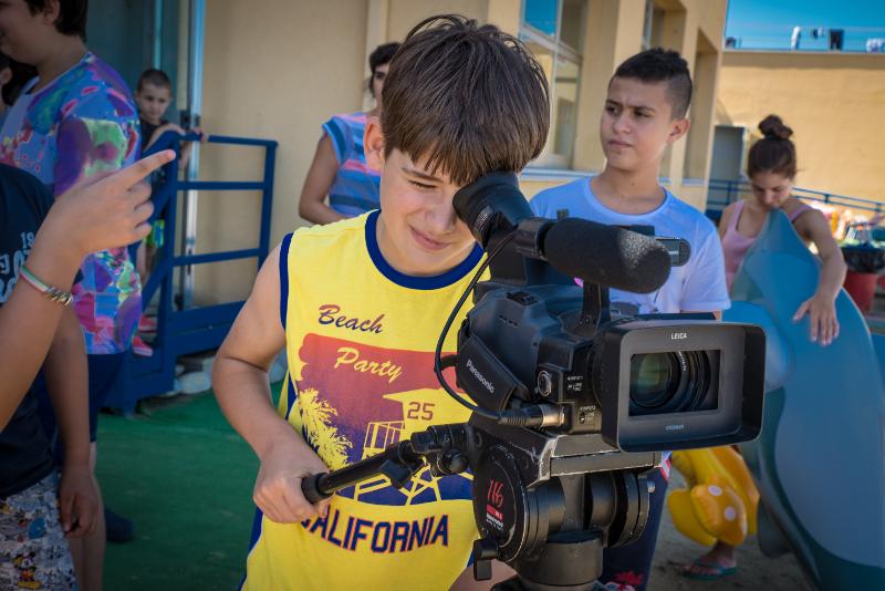 bambino utilizza videocamera al campo estivo cinema