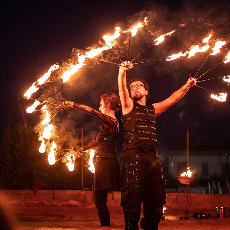 Ai viaggi organizzati Rimini due giocolieri del fuoco fanno uno spettacoli