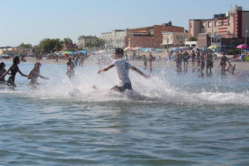 Ai viaggi organizzati Rimini un ragazzo si butta in mare