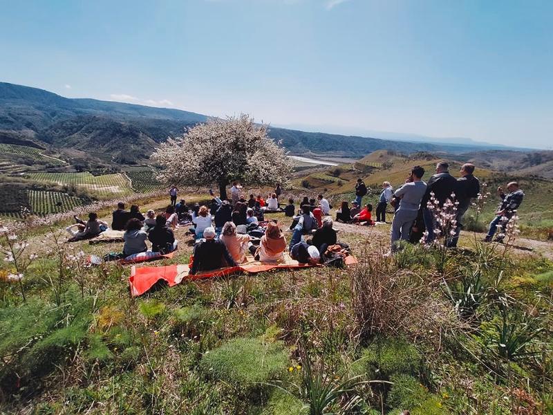 Un gruppo di persone ammira il paesaggio dell'entroterra sardo ai Sardegna viaggi organizzati