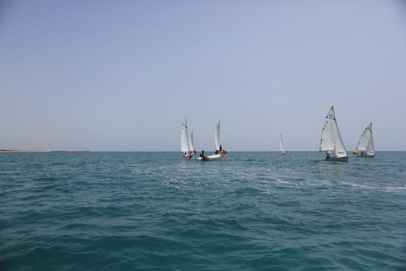Barche a vela svettano all'orizzonte nel mare in una limpida giornata estiva