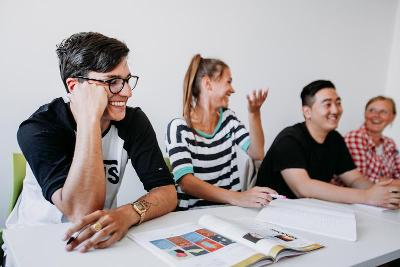 I ragazzi del soggiorno linguistico spagnolo sorridono in classe