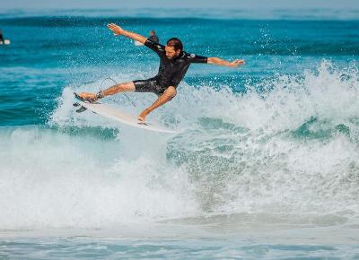 Al campo estivo internazionale surf Vieux Boucau una ragazzo surfa un'onda